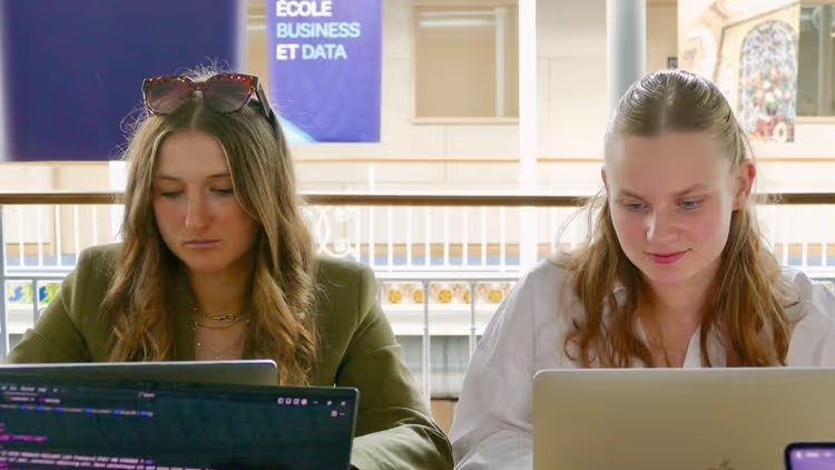 Deux étudiantes travaillant sur un projet de groupe